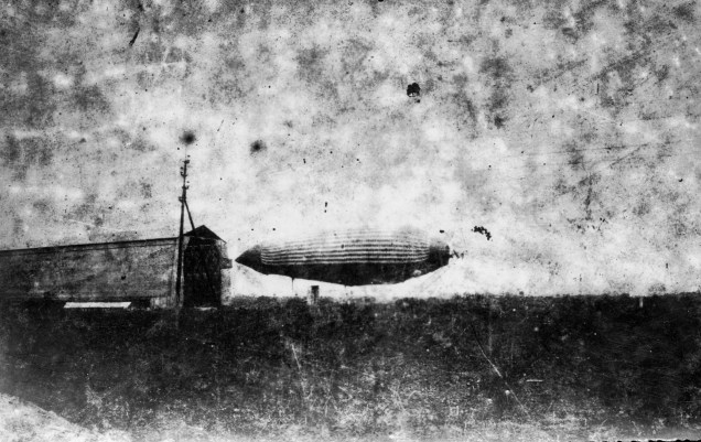 O Bartholomeu de Gusmão sendo experimentado em 7 de março de 1894, no Realendo (Rio de Janeiro, Brasil) - Fonte - http://upload.wikimedia.org/wikipedia/commons/c/c6/Bartholomeu_de_Gusmao.jpg