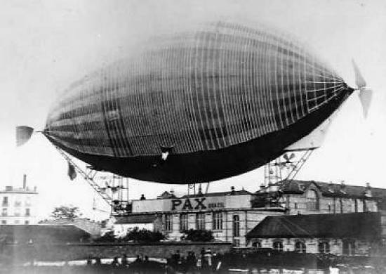Na proa, Augusto Severo comanda o balão Pax, tendo na popa o mecânico Sachet - Foto - Musée de L'Air Le Bourgethttp://, VIA www.novomilenio.inf.br/