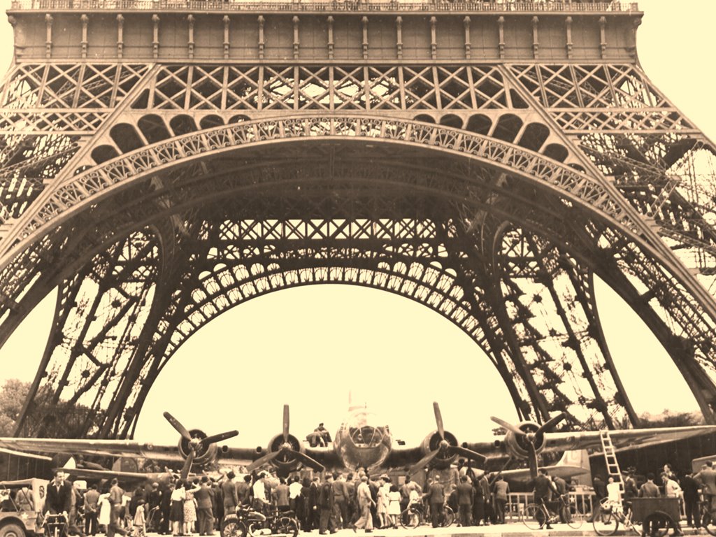 Críticos contestam esta perseguição sobre os arcos da grande torre de Paris. mas espaço existe, como podemos ver na foto de uma exposição após a libertação pelos Aliados da capital francesa