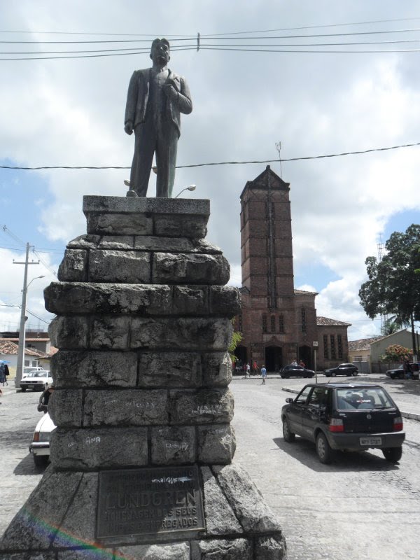 Estátua de João Ftrederico Lundgren, fundador da Companhia de Tecidos Rio Tinto, no cetro da cidade paraibana de Rio Tinto. Ao fundo a Igreja Matriz de Santa Rita de Cassia. 