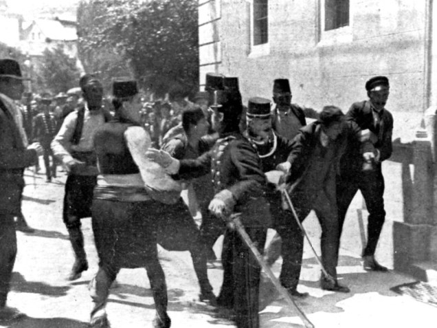 Um suspeito, segundo a direita, é capturado pela polícia em Sarajevo logo após os disparos que assassinaram o arquiduque e sua esposa