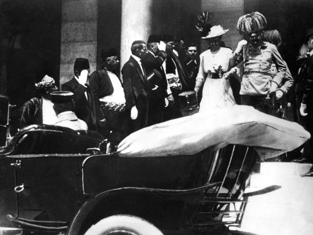 Uma imagem de arquivo do dia 28 de junho de 1914 onde mostra o arquiduque Francisco Ferdinando, herdeiro do trono do Império Austro-húngaro, e sua esposa, deixando a prefeitura pouco antes de seu assassinato em Sarajevo. A cidade estava ensolarada e em clima de festa pela visita do arquiduque austríaco. 
