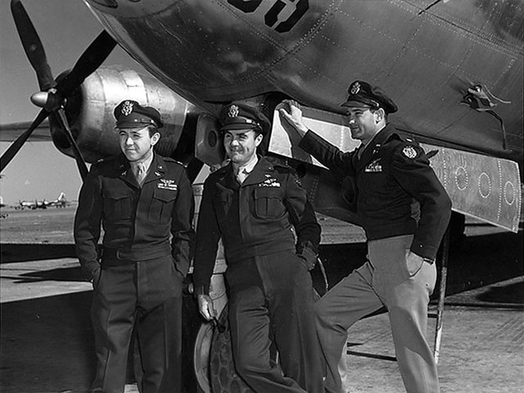 Capitão Van Kirk, à esquerda, o coronel Paul Tibbets ao centro e o major Thomas W. Ferebee em 1945, depois do voou do “Enola Gay” a Hiroshima. Crédito Força Aérea dos EUA, via Agence France-Press - Getty Images