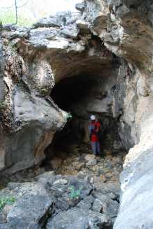 Entrada da Caverna da Carrapateira, no Lajedo do Rosário, Distrito de Passagem Funda, Felipe Guerra-RN, local de abrigo de pessoas da região quando da passagem de Lampião para atacar Mossoró em 1927 - Foto - Solon R. A. Netto