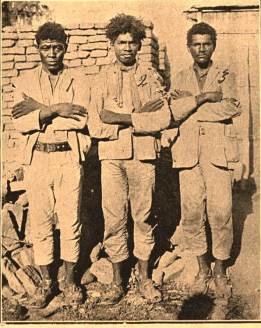 Em outra reportagem de "O Malho" vemos, da esq. para dir. os cangaceiros Cobra Verde, Cocada e Recruta em 1929