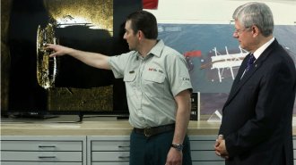 O primeiro-ministro canadense, Stephen Harper, ouve um especialista explicando a descoberta de um dos navios da expedição de Sir John Franklin, desaparecido há mais de 160 anos - Chris Wattie/Reuters