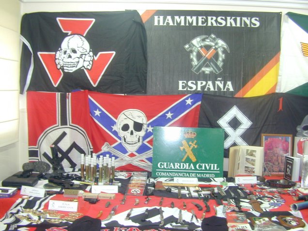 Espanha, material de grupos neonazistas apreendido - Fonte - http://antoniosalasjournalist.blogspot.com.br/2013/08/hammerskin-condemns-neo-nazi-group.html