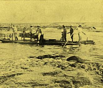 Dificuldade encontrada pela equipe do Navio Faroleiro Vital de Oliveira, da Marinha do Brasil, para entrar na lagoa do Atol das Rocas com uma tradicional jangada.