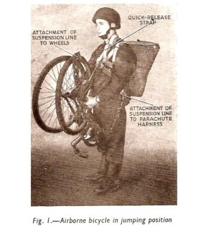 Bicicleta dobrável britânica utilizada por paraquedistas durante a II Guerra Mundial