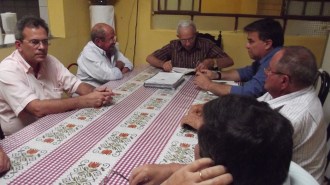 Mestre Geraldo em sua casa, recebendo, entre outras pessoas, Fernando leitão de Moraes, seu filho Hermano Moraes e o autor deste artigo.