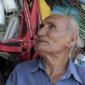 Aos 87, poeta tratava câncer no esôfago - Fonte - http://www.opovo.com.br/app/fortaleza/2014/11/22/noticiafortaleza,3351903/morre-poeta-e-personagem-cearense-seu-lunga.shtml