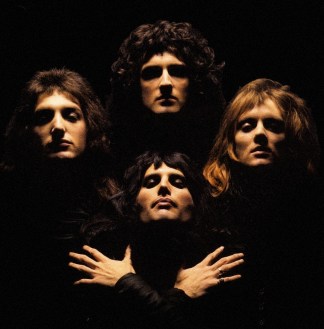 Grupo Queen em 1975, na gravação do clipe da música "Bohemian Rhapsody" - Fonte - http://www.andresguazzelli.com