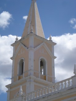 Igreja de São Vicente de Paula, histórico palco de resistência dos mossoroenses aos ataques dos cangaceiros de Lampião. Anualmente neste local acontece uma encenação do fato dentro do calendário cultural do município.
