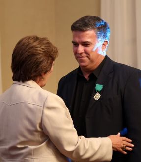 Recebendo da Governadora Rosalba Ciarline a Medalha do Mérito Cultural Professor Deífilo Gurgel - Foto - Eduardo Alexandre Garcia