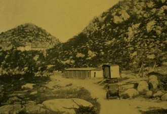 Nesta foto, ao fundo e a esquerda, vemos a casa que servia de residência dos engenheiros e administradores ingleses da firma C. H. Walker & Co. Ltd em Gargalheiras.