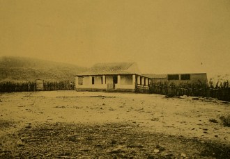 Casa típica do sertão de Acari, localizada próximo ao canteiro de obras de gargalheiras na década de 1920. 