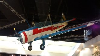 Um modelo em escala de um North-American T-6D nas antigas cores da Esquadrilha da Fumaça.