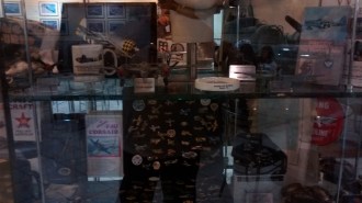 Um dos expositores existentes no local com vários itens sobre aviação.