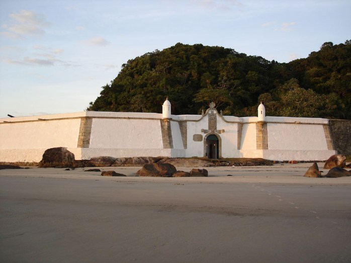 A Fortaleza de Nossa Senhora dos Prazeres de Paranaguá está localizada na praia da Fortaleza, no sopé do Morro da Baleia (hoje da Fortaleza), na Ilha do Mel, cidade de Paranaguá, no litoral do Estado do Paraná.- Fonte - fortalezas.org
