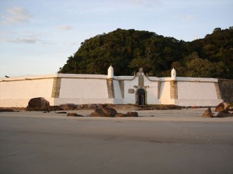 A Fortaleza de Nossa Senhora dos Prazeres de Paranaguá está localizada na praia da Fortaleza, no sopé do Morro da Baleia (hoje da Fortaleza), na Ilha do Mel, cidade de Paranaguá, no litoral do Estado do Paraná.- Fonte - fortalezas.org