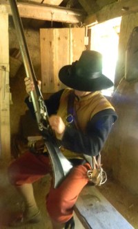 Membro de um grupo de reencenação histórica, com uniforme típico holandês do século XVII.