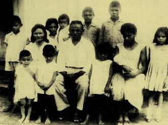O líder camponês João Pedro Teixeira, sua mulher Elizabeth e seus filhos.