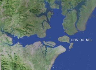 Foto de satélite da região da Baía de Paranaguá, com destaque para a Ilha do Mel. Pela imagem é possível ver a posição estratégica da Ilha do mel em relação ao resto da baía. Fonte - timblindim.wordpress.com 