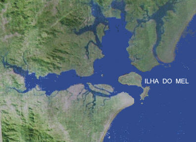 Foto de satélite da região da Baía de Paranaguá, com destaque para a Ilha do Mel. Pela imagem é possível ver a posição estratégica da Ilha do mel em relação ao resto da baía. Fonte - timblindim.wordpress.com