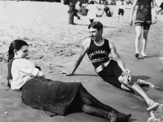 Aqui nós temos o jovem Nikola Tesla com uma beldade, nas areias de Staten Island Midland Beach, New York, 1898.
