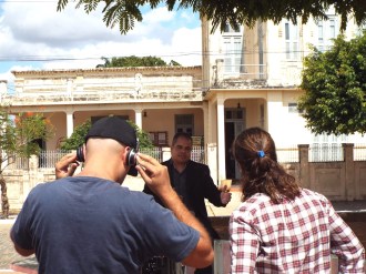 Junior Alves defronte a casa do coronel José Pereira, em Princesa Isabel (PB)