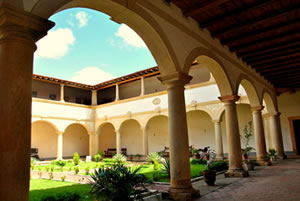 Pátio interno do Convento e Igreja Nossa Senhora dos Anjos, que começou a ser erguido por frades franciscanos em 1660. (Foto: Divulgação)