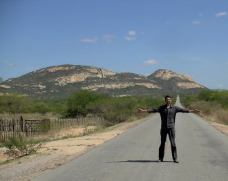 O amigo German Zaunseder, argentino de Buenos Aires e descendente de alemães, conhecendo o sertão potiguar. Ao fundo a Serra da Rajada.