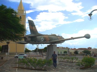 Rudolf junto ao AT-26 Xavante da FAB, espetado em Parelhas, Rio Grande do Norte, ao lado da Igreja de São Sebastião