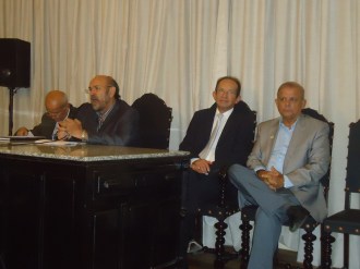 Mesa do evento, onde temos da esquerda para direita Eduardo Gosson (Vice presidente da UBE-RN, Roberto Lima (Pres. UBE-RN), Diogenes da Cunha Lima (Pres. da Academia Norte riograndense de Letras) e Ormuz Simonetti (Vice presidente do IHGRN)