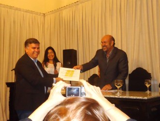 Recebendo o diploma de Sócio Efetivo da UBE-RN das mão do presidente Roberto Lima.