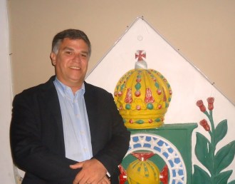 Na entrada do Instituto Histórico e Geográfico do Rio Grande do Norte (IHGRN)