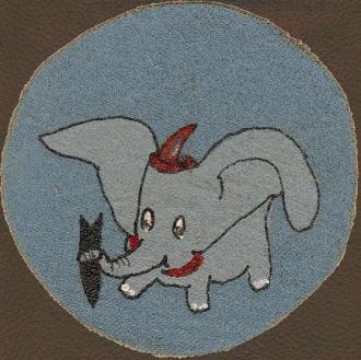 Símbolo do VP-211\VPB-211, baseado no personagem Dumbo, de Walt Disney.