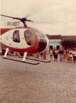Helicóptero Hughes MD 500 da Cosern, decolando em plena rua de Santa Cruz