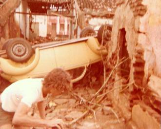 A correnteza arrastou veículos em Santa Cruz. 