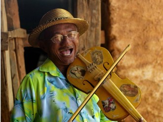 Mestre Salustiano, arte na rabeca - Fonte - catracalivre.com.br