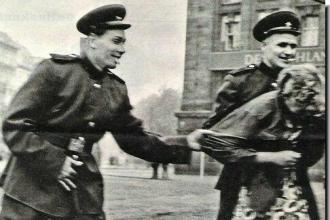 Russos molestando uma alemã. É inegável que a maioria dos abusos sexuais praticados contra as alemãs foram perpetrados por tropas russas, mas eles não estavam sozinhos na tarefa - Fonte - httpwww.svobodata.com