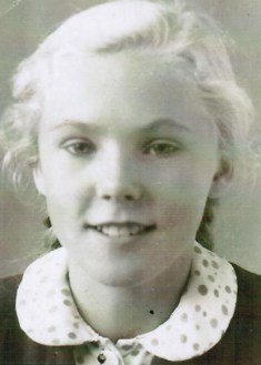 A natural beleza platinada de muitas jovens alemãs daquela época foi a razão de muito sofrimento para várias delas - Fonte - kurz-geschrieben.de