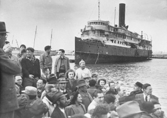 JUdeus desembarcando na palestina na década de 1940 - Fonte - http://en.wikipedia.org/wiki/Zionism#/media/File:PikiWiki_Israel_20841_The_Palmach.jpg