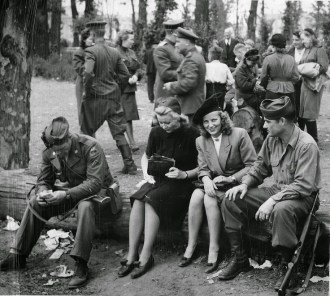 Para muitos americanos nos Estados Unidos a imagem apresentada de suas tropas de ocupação na Alemanha pós Segunda Guerra Mundial foi de cordialidade e fidalguia. Mas parece a realidade foi bem outra fora das lentes das câmeras - Fonte - www.organizedrage.com