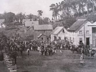 Aspecto de uma comunidade rural no Rio Grande do Sul, no final do séc. XIX. Neste caso é uma foto antiga da cidade de Gramado. Fonte - Memorial da História do Brasil - Facebook