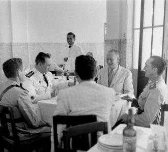 Oficiais militares brasileiros e possíveis técnicos americanos da ADP , no restaurante do Grande Hotel - Foto - Life Magazine