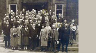 Cientistas alemães no aniversário de 80 anos de Bernhard-Nocht (em destaque, na frente), fundador do Instituto de Doenças Marítimas e Tropicais de Hamburgo, em 1937. Rocha Lima participou da homenagem (ao fundo)
