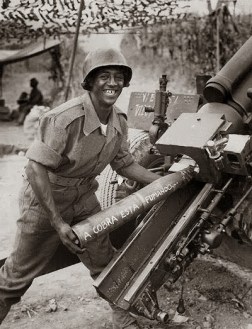1944 - A Brazilian soldier artillery in Italy