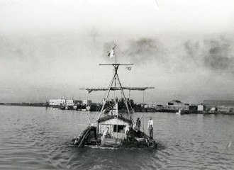 Kon Tki, o barco da expedição de Thor Heyerdahl em 1947 - Fonte - httpkickasstrips.com