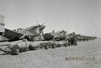 Caças P-40 do 260 Squadron da RAF - Fonte - www.acesofww2.com